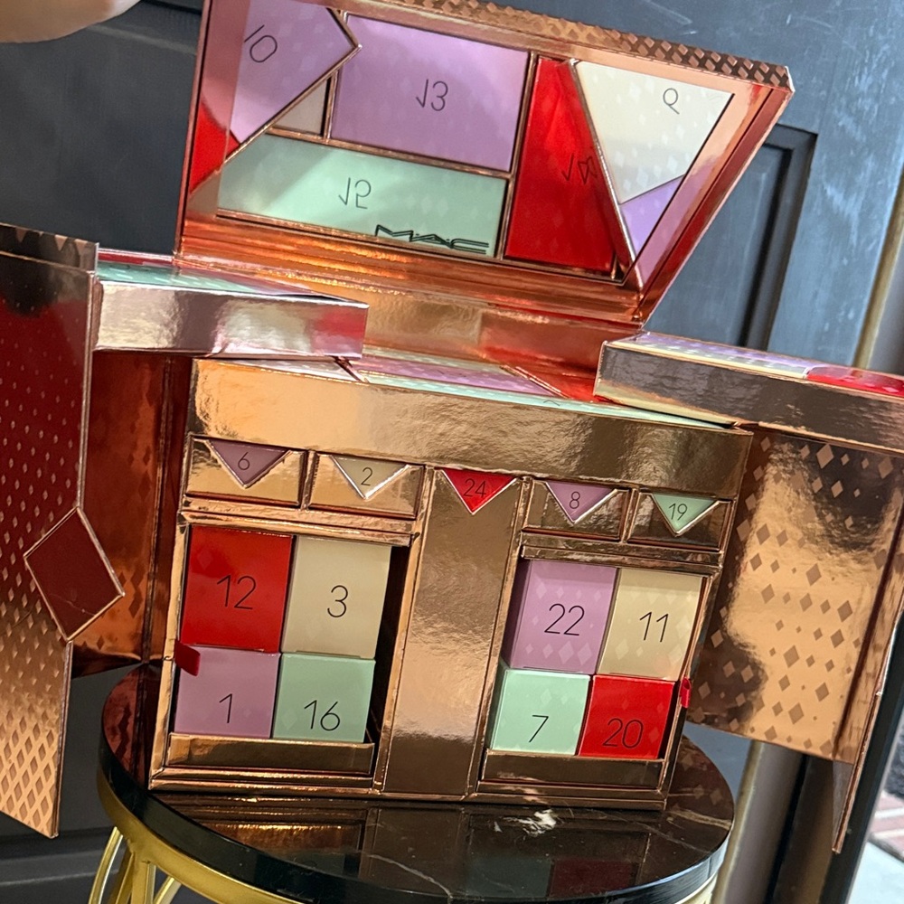 MAC Multicolor Advent Calendar Box EMPTY - Picture 4 of 6
